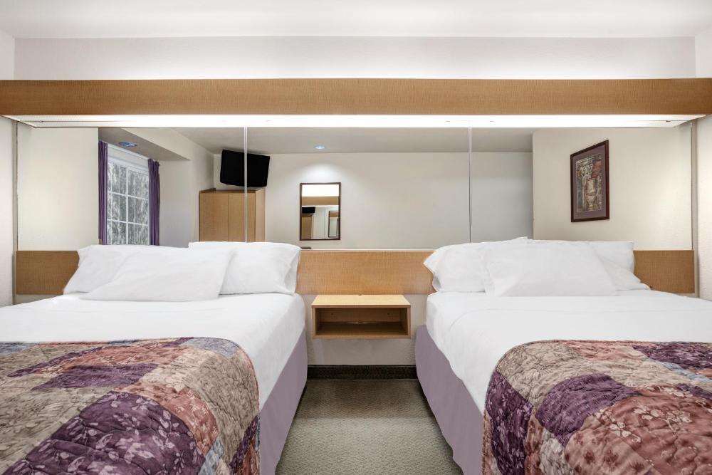 Queen Room with Two Queen Beds - Non-Smoking interior